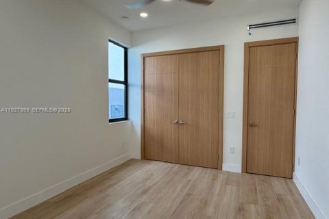 Casa en venta en Fort Lauderdale, Florida, 4 dormitorios № 1993398 - foto 28