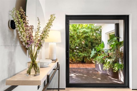 Villa ou maison à vendre à Miami Beach, Floride: 4 chambres, 343.92 m2 № 1950795 - photo 2
