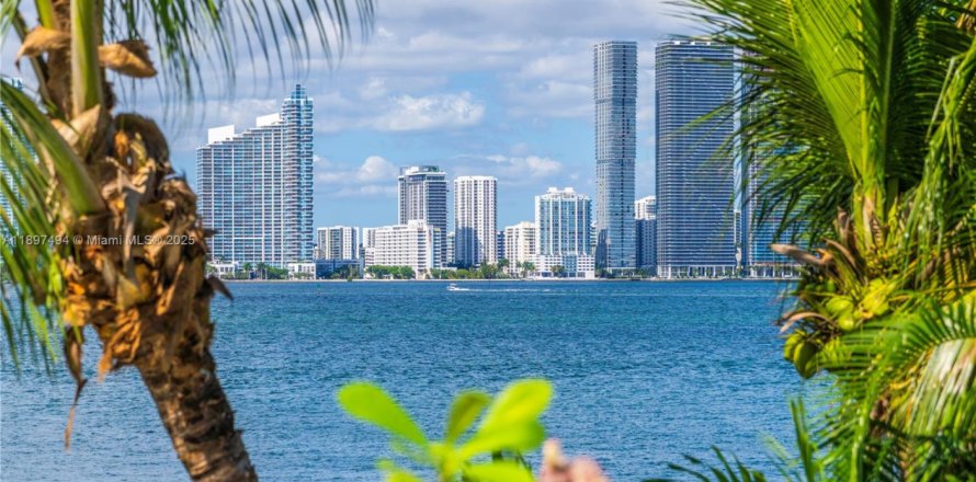 Villa ou maison à Miami Beach, Floride 4 chambres, 343.92 m2 № 1950795