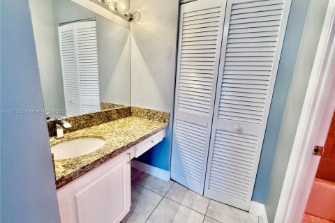 Купить кондоминиум в Халландейл-Бич, Флорида 2 спальни, 109.25м2, № 1779671 - фото 16