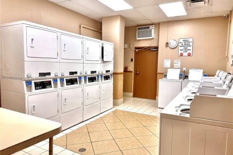 Купить кондоминиум в Халландейл-Бич, Флорида 2 спальни, 109.25м2, № 1779671 - фото 26