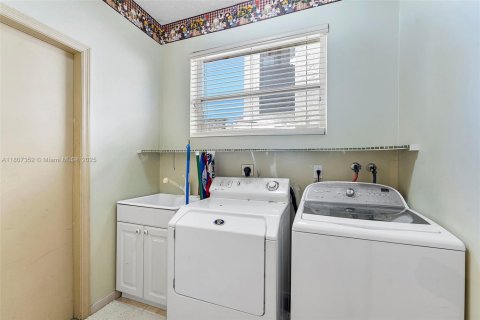 House in Miramar, Florida 4 bedrooms, 273.13 sq.m. № 1748277 - photo 22
