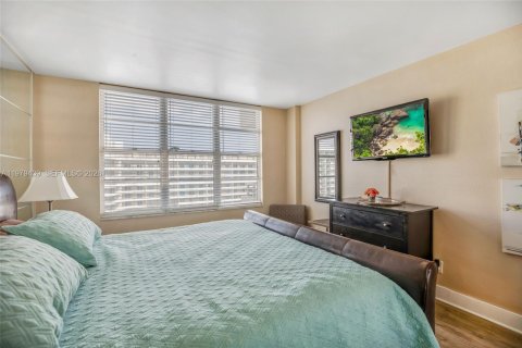 Condo in Miami Beach, Florida, 2 bedrooms  № 2046058 - photo 17