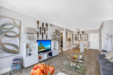 Condo in Miami Beach, Florida, 2 bedrooms  № 2046058 - photo 10