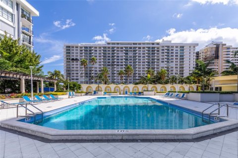 Condo in Miami Beach, Florida, 2 bedrooms  № 2046058 - photo 25