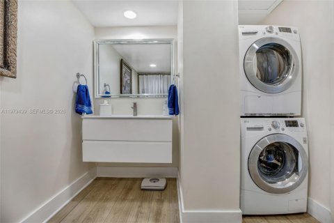 Condo in Miami Beach, Florida, 2 bedrooms  № 2046058 - photo 19