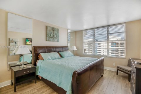 Condo in Miami Beach, Florida, 2 bedrooms  № 2046058 - photo 16