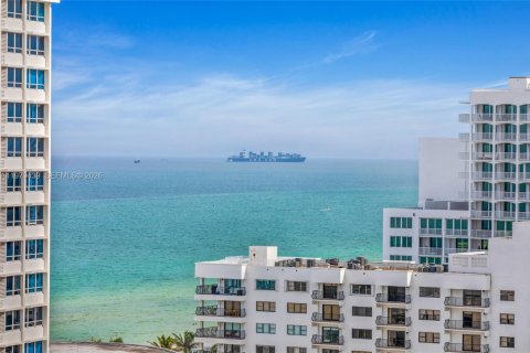 Condo in Miami Beach, Florida, 2 bedrooms  № 2046058 - photo 2