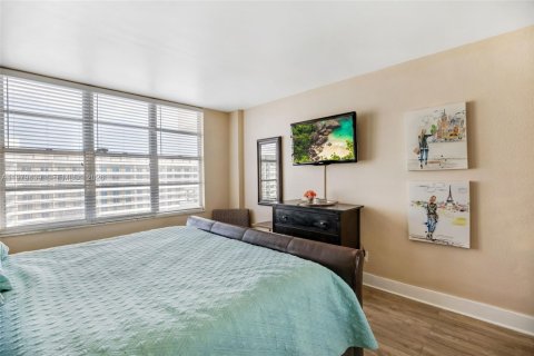 Condo in Miami Beach, Florida, 2 bedrooms  № 2046058 - photo 18