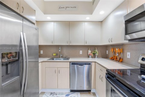 Condo in Miami Beach, Florida, 2 bedrooms  № 2046058 - photo 12