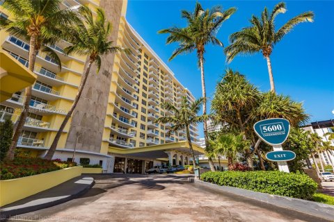 Condo in Miami Beach, Florida, 2 bedrooms  № 2046058 - photo 23