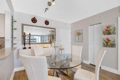 Condo in Miami Beach, Florida, 2 bedrooms  № 2046058 - photo 9