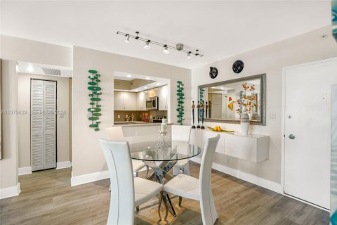 Condo in Miami Beach, Florida, 2 bedrooms  № 2046058 - photo 5