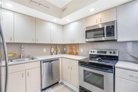 Condo in Miami Beach, Florida, 2 bedrooms  № 2046058 - photo 11