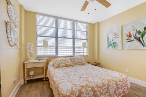 Condo in Miami Beach, Florida, 2 bedrooms  № 2046058 - photo 14
