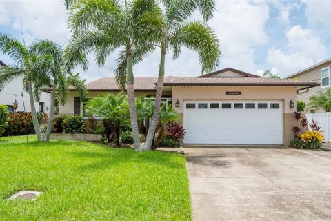 House in Palm Harbor, Florida 3 bedrooms, 153.2 sq.m. № 1848076 - photo 1