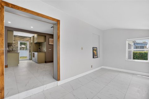 Villa ou maison à vendre à Miami, Floride: 3 chambres, 105.07 m2 № 2172469 - photo 12