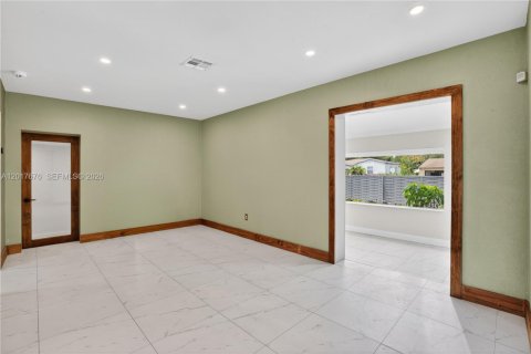 Villa ou maison à vendre à Miami, Floride: 3 chambres, 105.07 m2 № 2172469 - photo 14