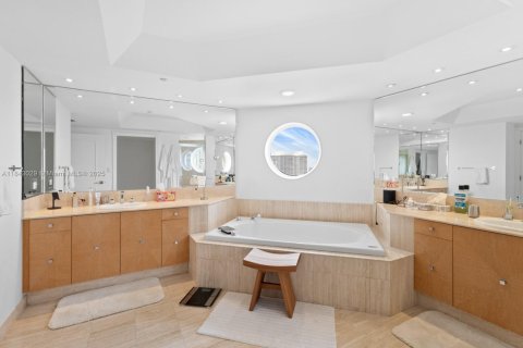 Condo in Aventura, Florida, 3 bedrooms  № 1940164 - photo 13