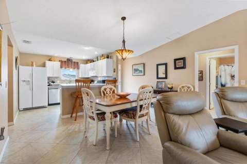 House in The Villages, Florida 2 bedrooms, 115.2 sq.m. № 2212629 - photo 10