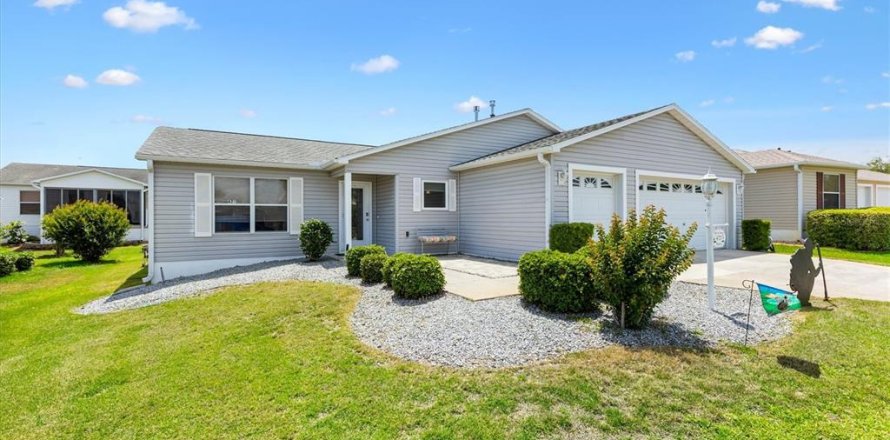 House in The Villages, Florida 2 bedrooms, 115.2 sq.m. № 2212629