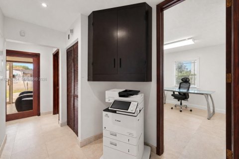 Commercial property in Miami, Florida № 2172152 - photo 14