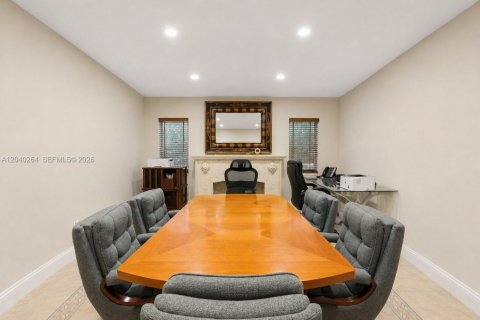 Commercial property in Miami, Florida № 2172152 - photo 16