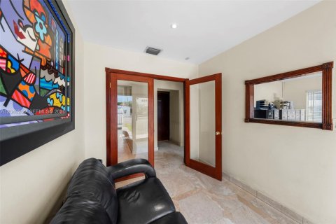 Commercial property in Miami, Florida № 2172152 - photo 20