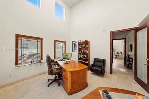 Commercial property in Miami, Florida № 2172152 - photo 13