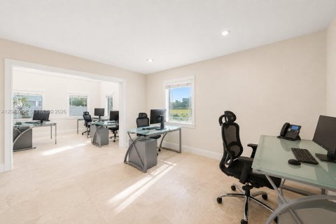 Commercial property in Miami, Florida № 2172152 - photo 7