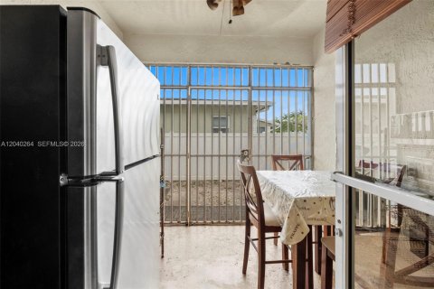 Commercial property in Miami, Florida № 2172152 - photo 11