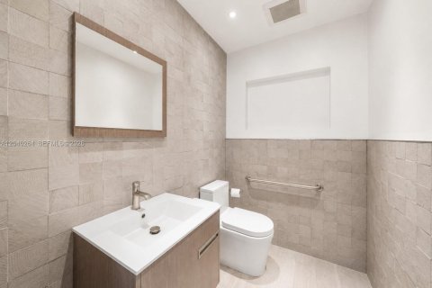 Commercial property in Miami, Florida № 2172152 - photo 19