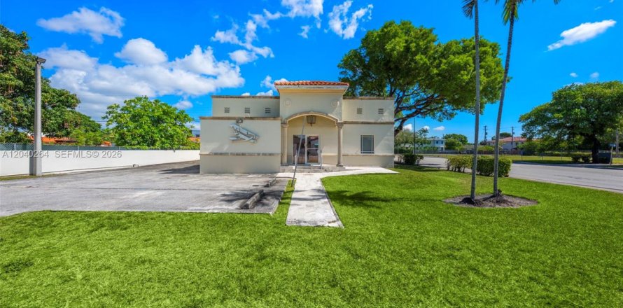 Commercial property in Miami, Florida № 2172152
