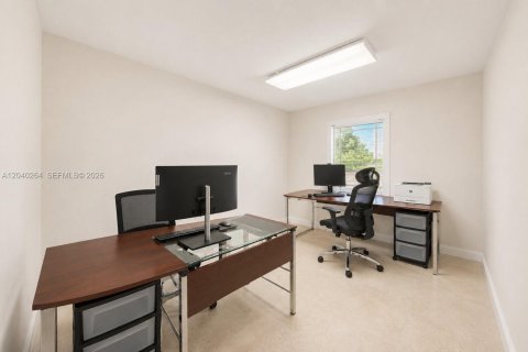 Commercial property in Miami, Florida № 2172152 - photo 15
