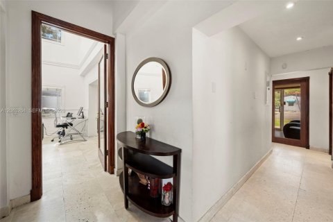 Commercial property in Miami, Florida № 2172152 - photo 9