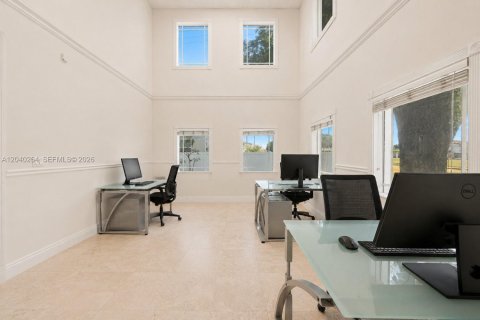 Commercial property in Miami, Florida № 2172152 - photo 8