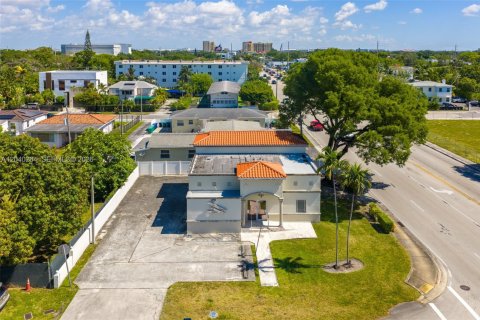Commercial property in Miami, Florida № 2172152 - photo 4