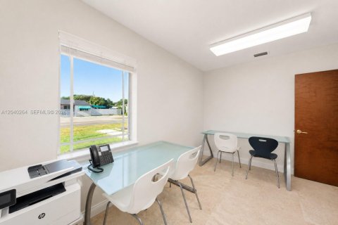 Commercial property in Miami, Florida № 2172152 - photo 17