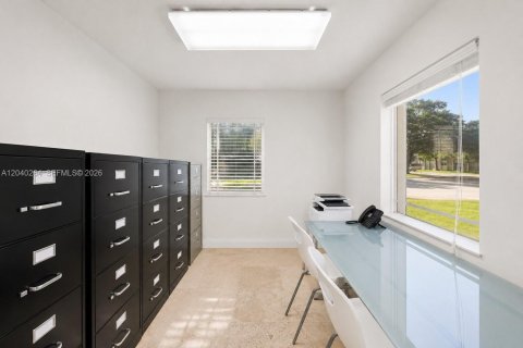 Commercial property in Miami, Florida № 2172152 - photo 18