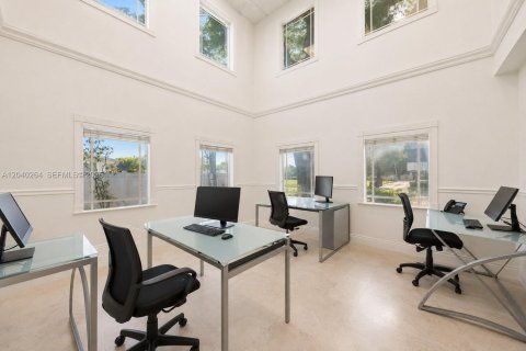 Commercial property in Miami, Florida № 2172152 - photo 6