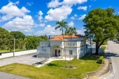 Commercial property in Miami, Florida № 2172152 - photo 2