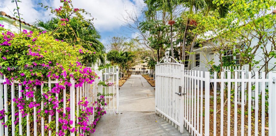 Condominio en Miami Beach, Florida, 1 dormitorio  № 2428250