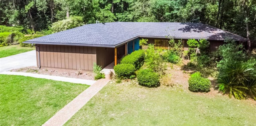 House in Gainesville, Florida 3 bedrooms, 215.72 sq.m. № 1834746