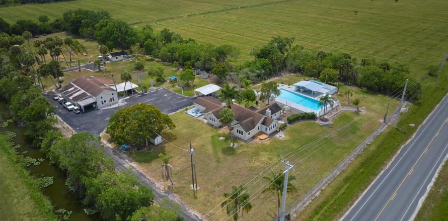 Commercial property in St. Lucie, Florida 603.59 sq.m. № 2176687