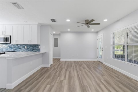 House in Tampa, Florida 3 bedrooms, 138.8 sq.m. № 2232146 - photo 10