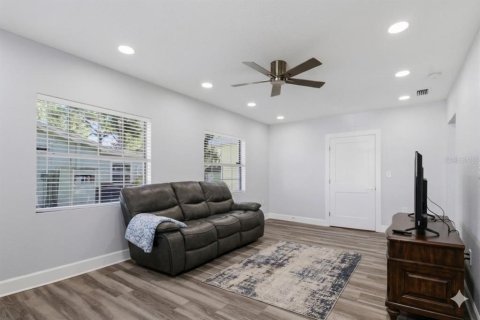 House in Tampa, Florida 3 bedrooms, 138.8 sq.m. № 2232146 - photo 4