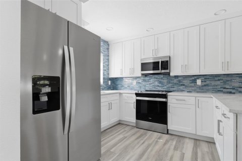 House in Tampa, Florida 3 bedrooms, 138.8 sq.m. № 2232146 - photo 6