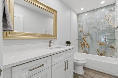 House in Tampa, Florida 3 bedrooms, 138.8 sq.m. № 2232146 - photo 15