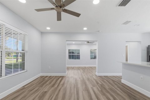 House in Tampa, Florida 3 bedrooms, 138.8 sq.m. № 2232146 - photo 3