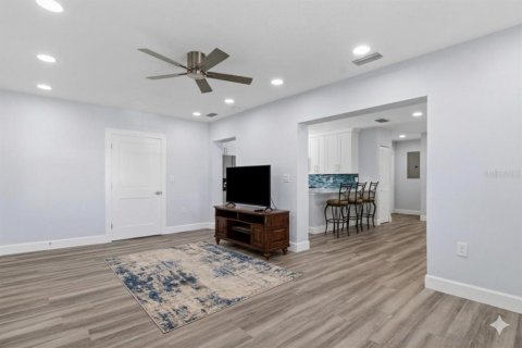 House in Tampa, Florida 3 bedrooms, 138.8 sq.m. № 2232146 - photo 8